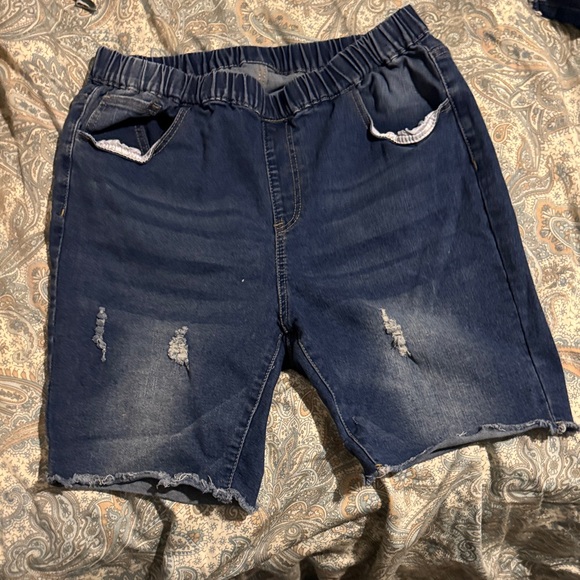 SHEIN Curve Indigo Denim Shorts - Picture 2 of 4